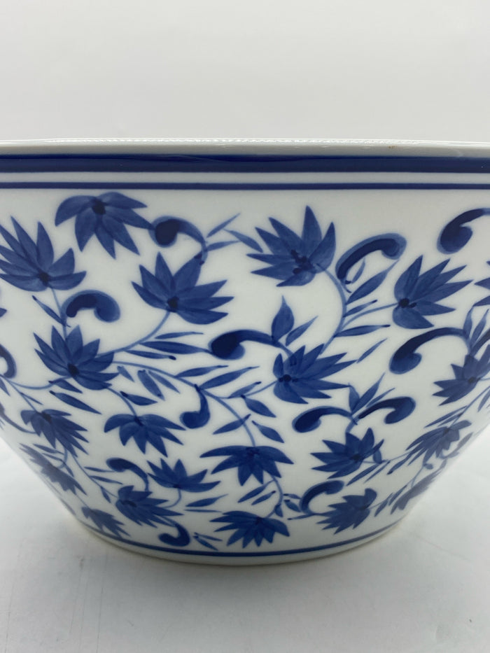 POTTERY BARN SERVING BOWL BLUE & WHITE