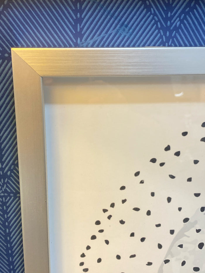 PRINT BLUE AND WHITE DOTS IN SILVER FRAME