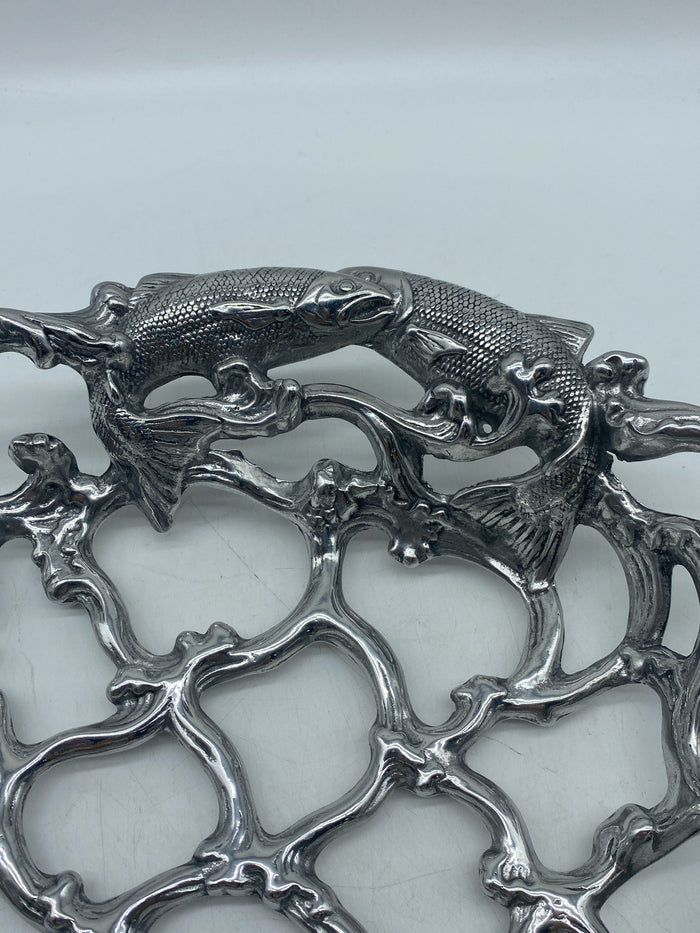 ARTHUR COURT CASSEROLE DISH HOLDER SILVER FISHE DETAIL
