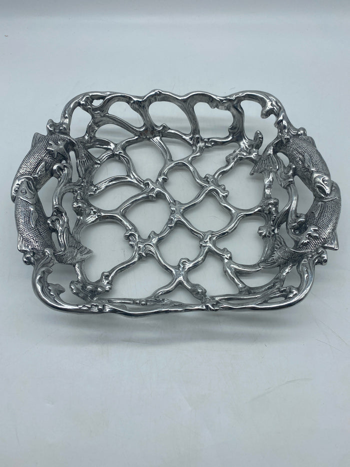 ARTHUR COURT CASSEROLE DISH HOLDER SILVER FISHE DETAIL
